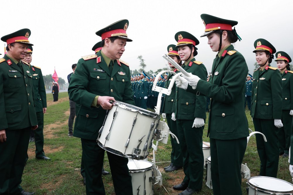 Trung tướng Đỗ Xuân Tụng - Phó Chủ nhiệm Tổng cục Chính trị QĐND Việt Nam - kiểm tra, động viên cán bộ, chiến sĩ tham gia tập luyện diễu binh, diễu hành. Ảnh: Hải Nguyễn