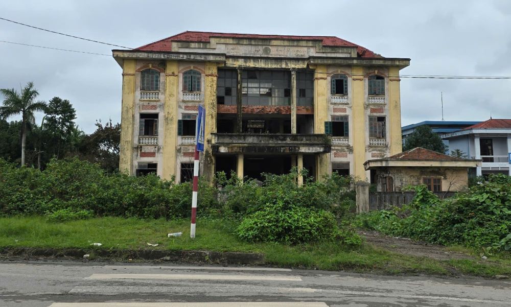 The old headquarters of the People's Court of Dong Ha city has been abandoned for many years, and is now completing procedures to auction the land. Photo: Hung Tho