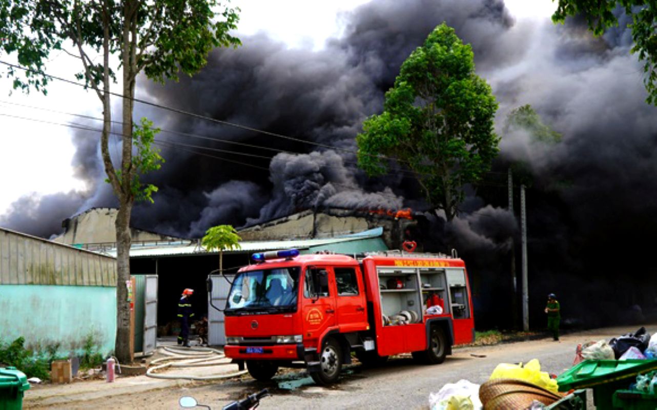 Xe chua chay chuyen nghiep co mat tai hien truong dam chay. Anh: Cong an tinh Dong Thap 