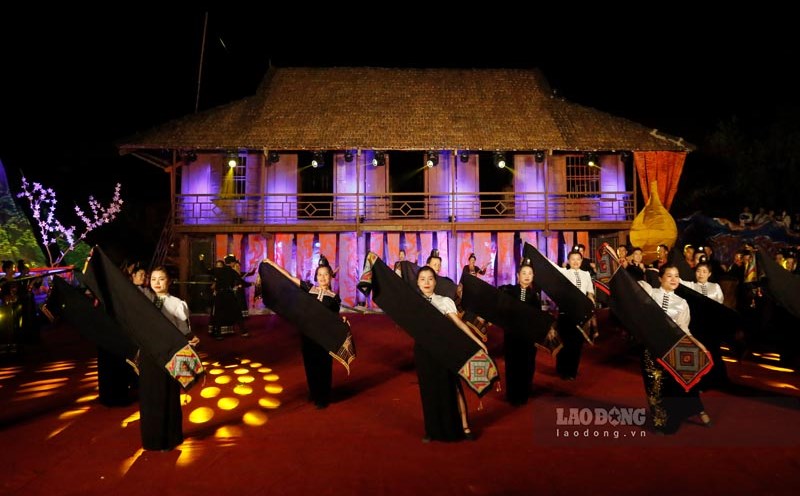 The live show recreates historical legends and unique folk dances of Thai ethnic culture. Photo: Quang Dat