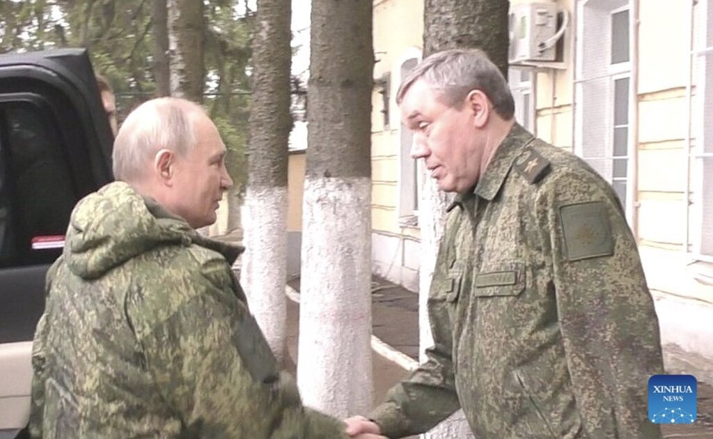 President Putin (left) during his visit to Kursk province. Photo: Xinhua