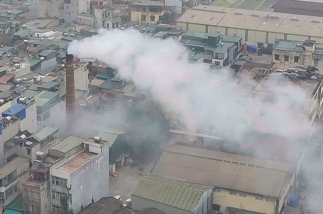 The Chairman of Hanoi requested to check information about businesses emitting smoke and waste that pollute the environment. Photo: Trung Nguyen