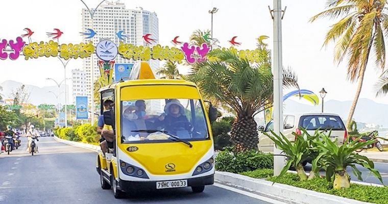 The locality is organizing inspections and tightening the type of 4-wheeled passenger vehicles with Khanh Hoa engines. Photo: Vinh Hoa