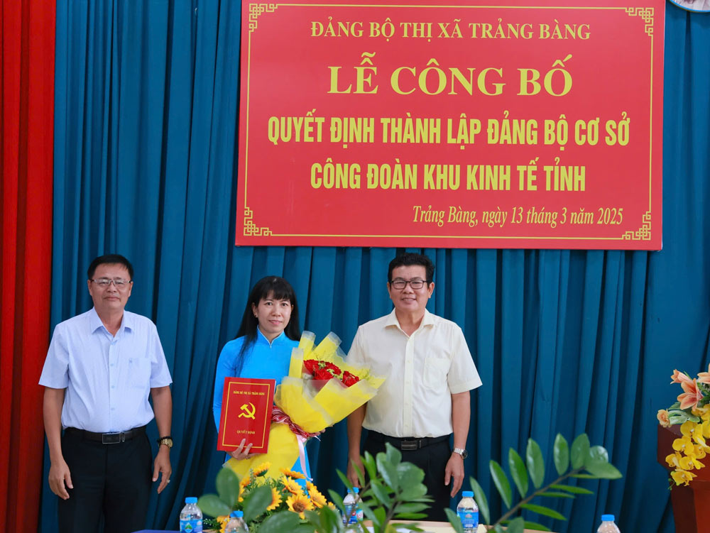 Mr. Ho Van Hong (right cover) - Standing Deputy Secretary of the Town Party Committee, Chairman of the People's Council of Trang Bang Town - presented the decision to establish the Tay Ninh Economic Zone Trade Union. Photo: Quoc Huy