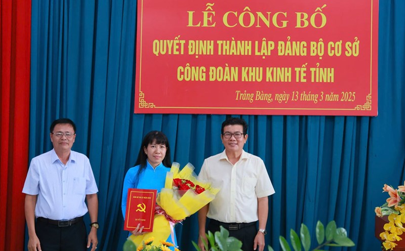 Mr. Ho Van Hong (right cover) - Standing Deputy Secretary of the Town Party Committee, Chairman of the People's Council of Trang Bang Town - presented the decision to establish the Tay Ninh Economic Zone Trade Union. Photo: Quoc Huy