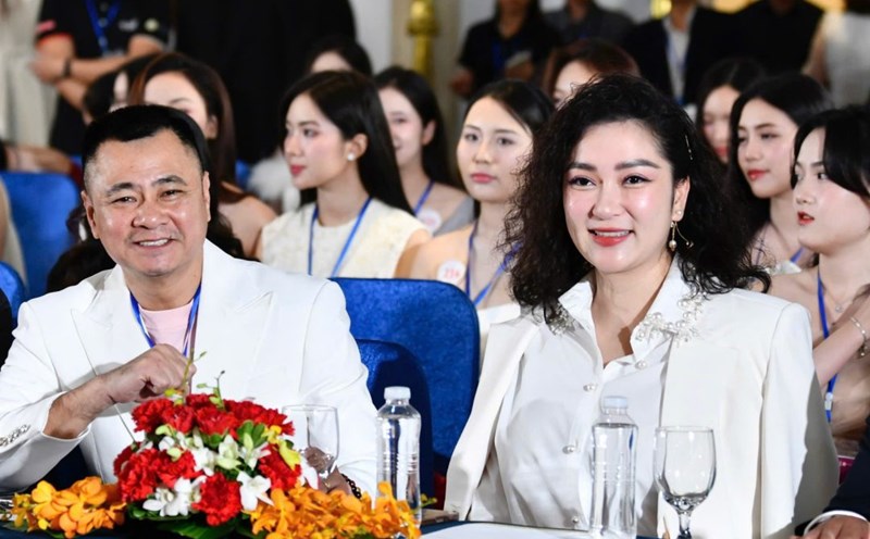 People's Artist Tu Long and Miss Nguyen Thi Huyen are the preliminary judges of the Northern region of the Miss Vietnam contest. Photo: Organizing Committee