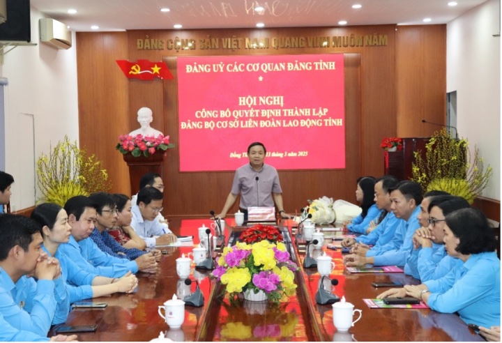 Đồng chí Phan Văn Thắng, Phó Bí thư Thường trực Tỉnh ủy, Chủ tịch Hội đồng nhân dân Tỉnh, Bí thư Đảng ủy các cơ quan Đảng Tỉnh phát biểu tại Hội nghị. Ảnh Lưu Hùng 