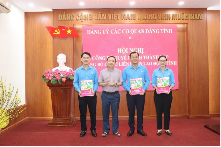 Đồng chí Phan Văn Thắng, Phó Bí thư Thường trực Tỉnh ủy, Chủ tịch Hội đồng nhân dân Tỉnh, Bí thư Đảng ủy các cơ quan Đảng Tỉnh trao quyết định của Ban Thường vụ Đảng uỷ các cơ quan Đảng Tỉnh cho Chủ nhiệm, Uỷ viên Uỷ ban Kiểm tra Đảng uỷ cơ sở LĐLĐ Tỉnh, nhiệm kỳ 2020 - 2025. Ảnh Lưu Hùng