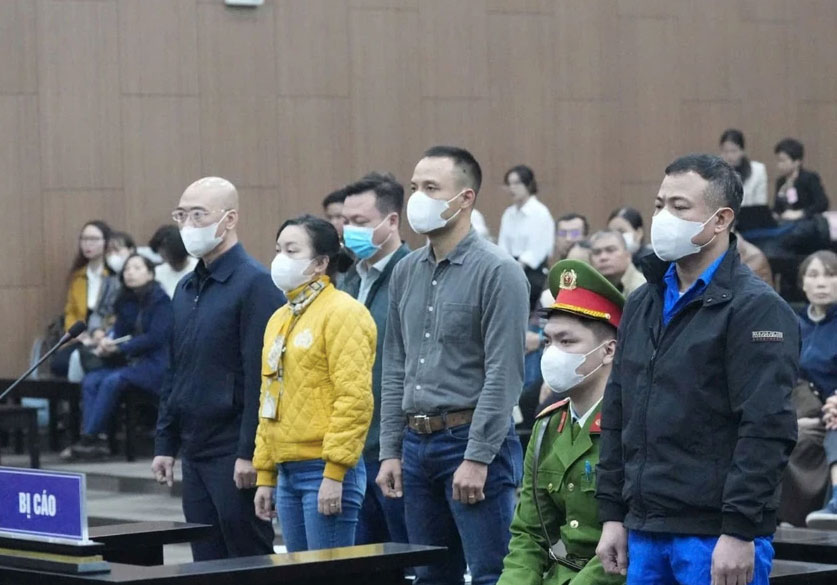 Nghiêm Quang Minh (ngoài cùng, bên phải) và nhóm bị cáo thiếu trách nhiệm vụ cháy chung cư mini 9 tầng, tại phiên tòa sơ thẩm. Ảnh: Quang Việt