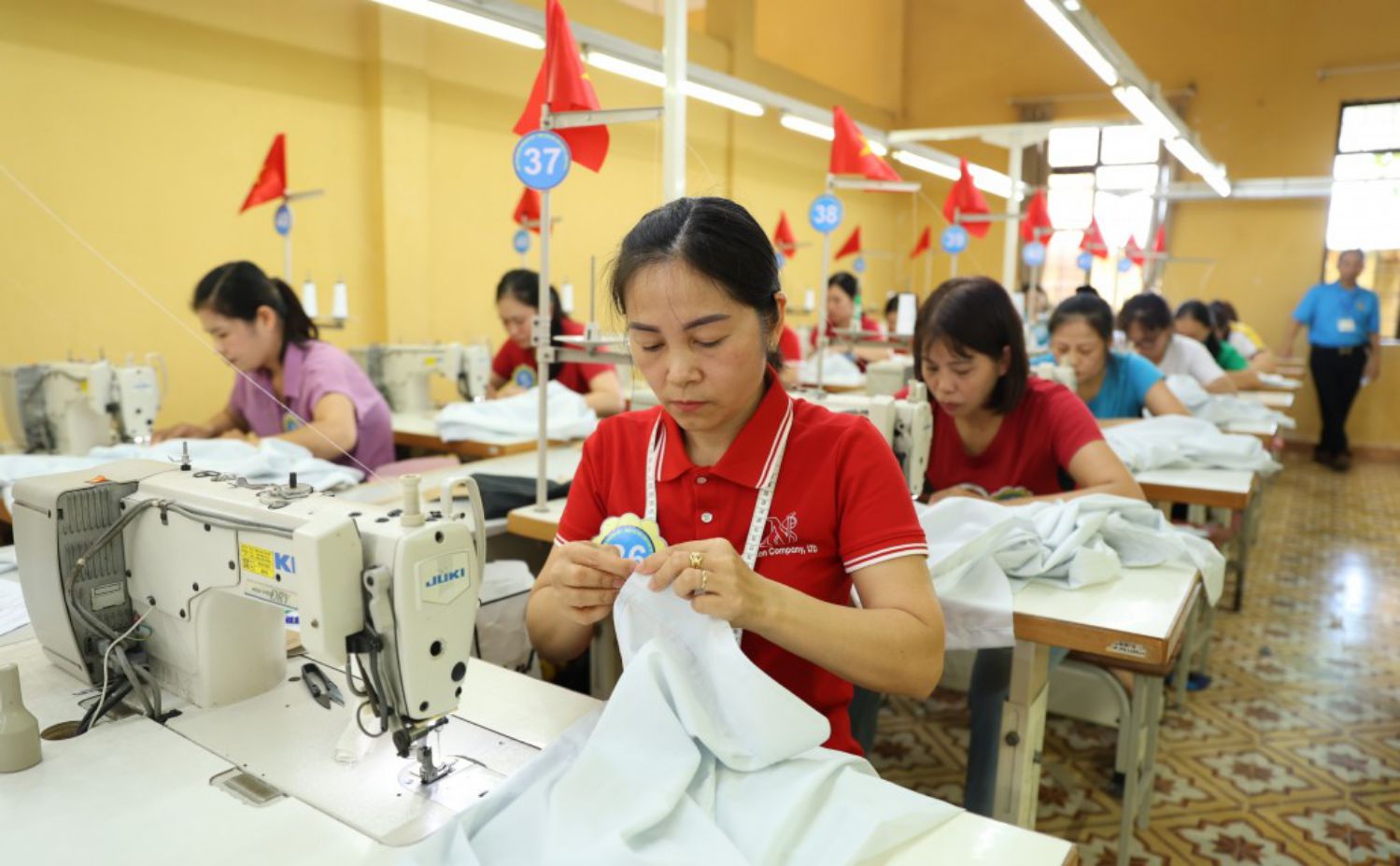 The 3rd Hanoi Textile and Garment Skilled Workers' Competition in 2024 organized by the Hanoi Textile and Garment Trade Union is an opportunity for union members and workers to study, improve their qualifications and skills. Photo: Manh Quan