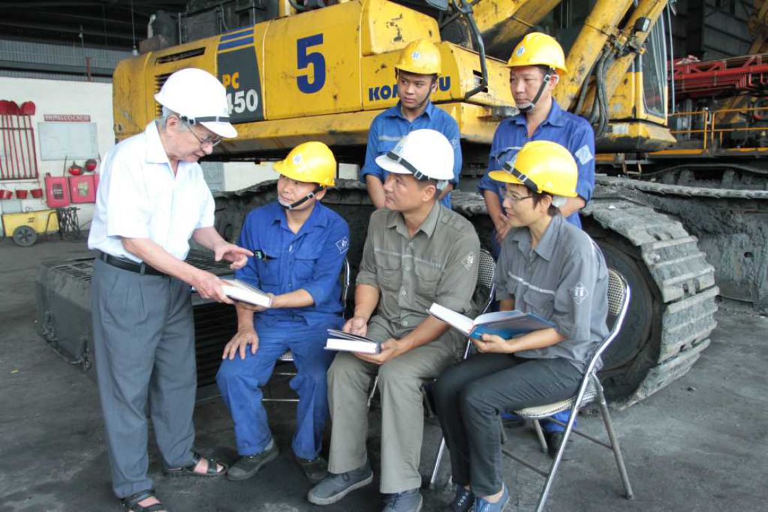 Writer Dang Huynh Thai presented books and talked with miners at the Ha Tu Coal Joint Stock Company's mine. Photo: Character provided