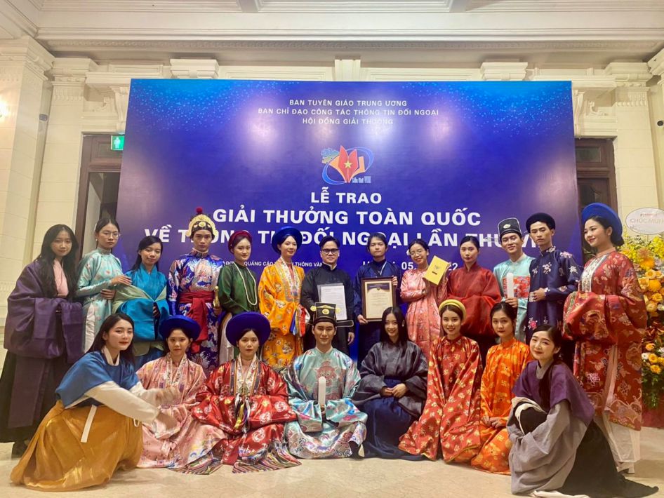 Quynh Nga (5th from right), Vu Duc and Gia Loc received the Encouragement Prize at the 8th National Award Ceremony for Foreign Information in 2022. Photo: Character provided