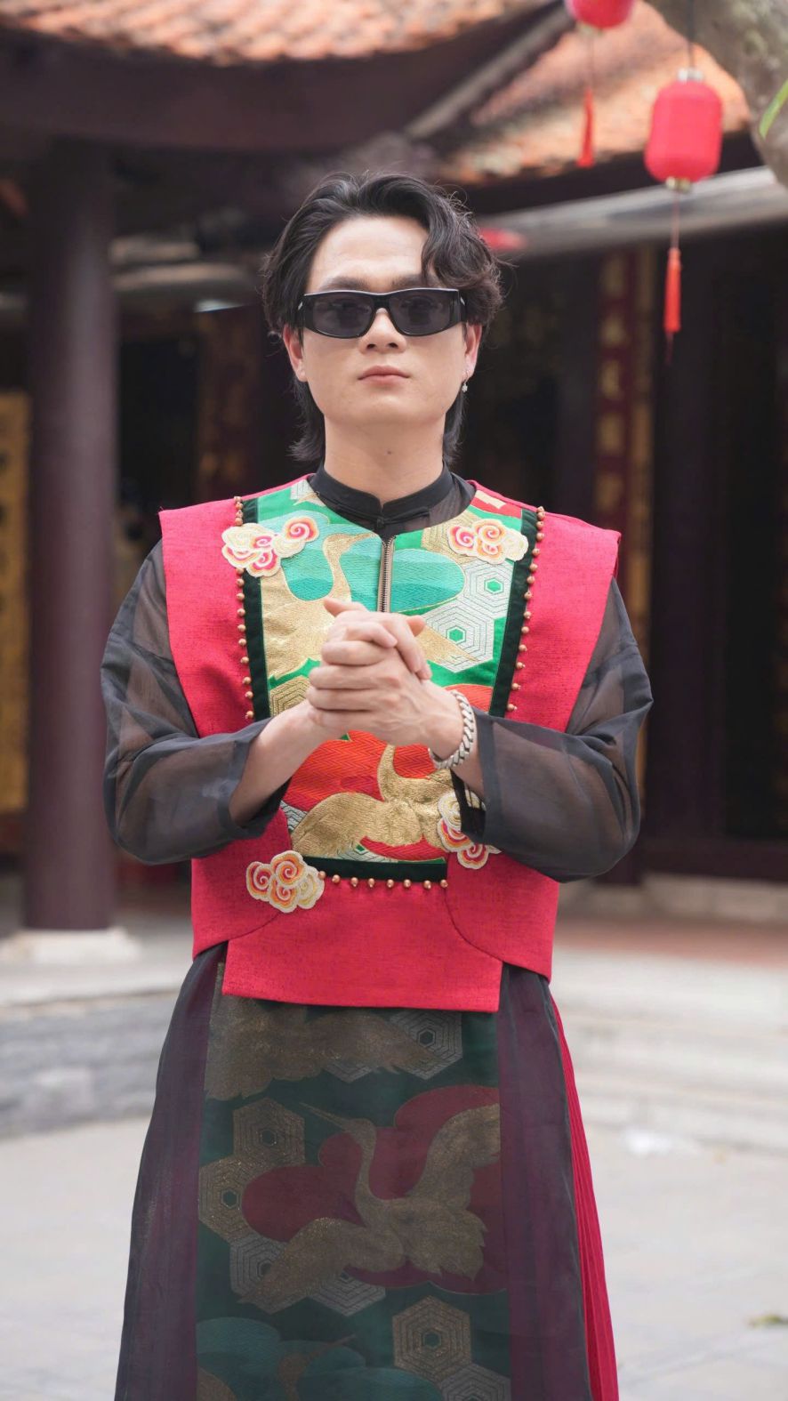 Tuan cry spent a year researching the material for the song "Bac Bling". Photo: Character provided