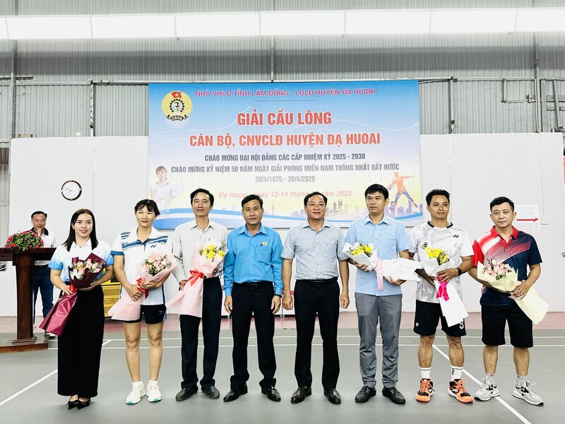 Opening of the badminton tournament for union members and workers in Da Huoai district. Photo: Pham Yen
