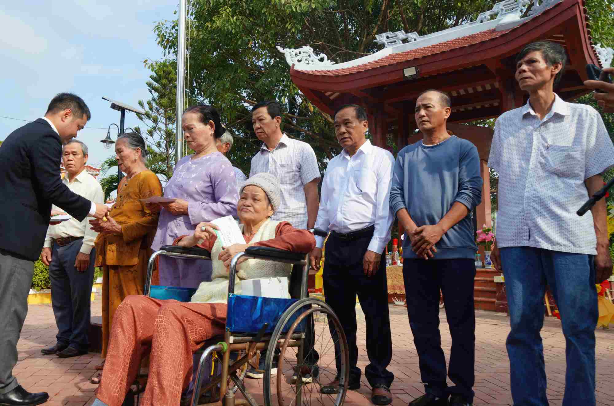 Representatives of Dong A University, Da Nang presented 10 support packages to the families of martyrs who died on Gac Ma Island. Photo: Phuong Chi
