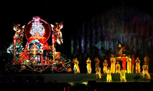 Hoạt cảnh tái hiện lại truyền thuyết rước tượng Bà Chúa xứ Núi Sam từ đỉnh Núi Sam. Ảnh: Thanh Mai