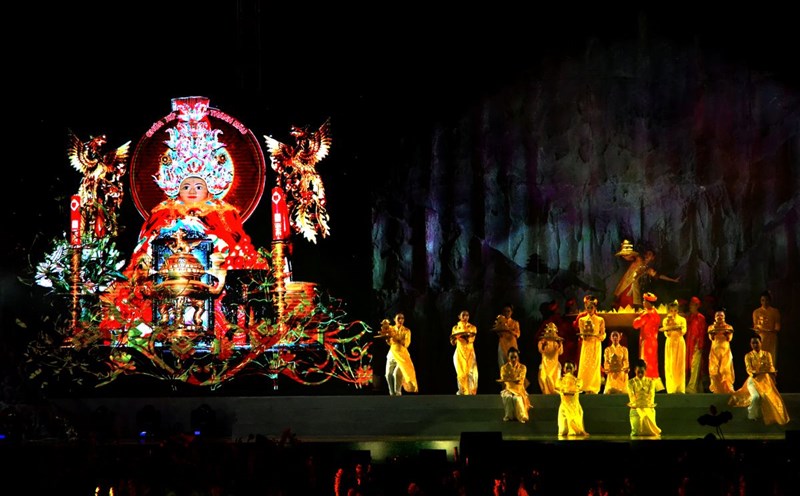 The scene recreates the legend of the pilgrimage of the Lady of Sam Mountain from the top of Sam Mountain. Photo: Thanh Mai