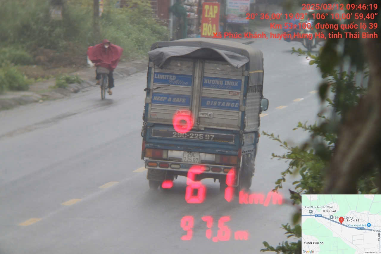 Image of a vehicle being fined for not complying with traffic light signals. Photo source: Traffic Police Department - Thai Binh Provincial Police