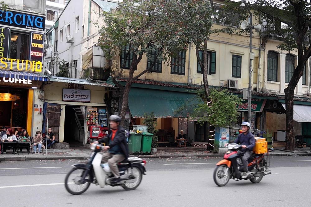 People wait for harmonious policies when relocating from the edge of Hoan Kiem Lake