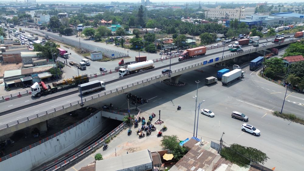 Construyendo un puente en la interseccion de billones de dolares para rescatar atascos de trafico en el este de la ciudad de Ho Chi Minh
