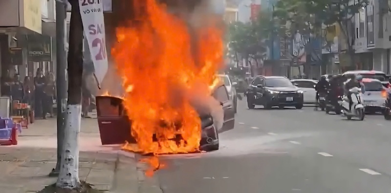 A car parked on the side of the road in Da Nang suddenly caught fire. Photo: Da Nang City Police