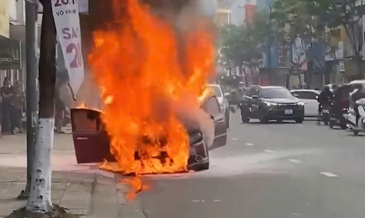 Ôtô đỗ bên đường ở Đà Nẵng bỗng dưng bốc cháy dữ dội. Ảnh: Công an TP Đà Nẵng