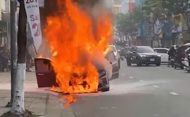 A car parked on the side of the road in Da Nang suddenly caught fire. Photo: Da Nang City Police