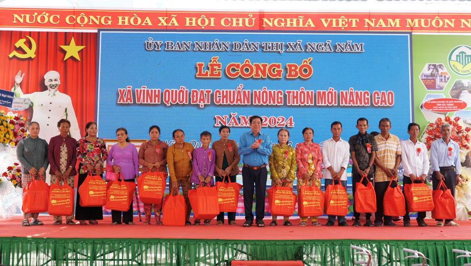 Ông Nguyễn Thanh Sơn - Chủ tịch LĐLĐ tỉnh Sóc Trăng tặng quà cho các gia đình chính sách trên địa bàn xã Vĩnh Quới nhân dịp xã đạt chuẩn Nông thôn mới nâng cao. Ảnh: Phương Anh