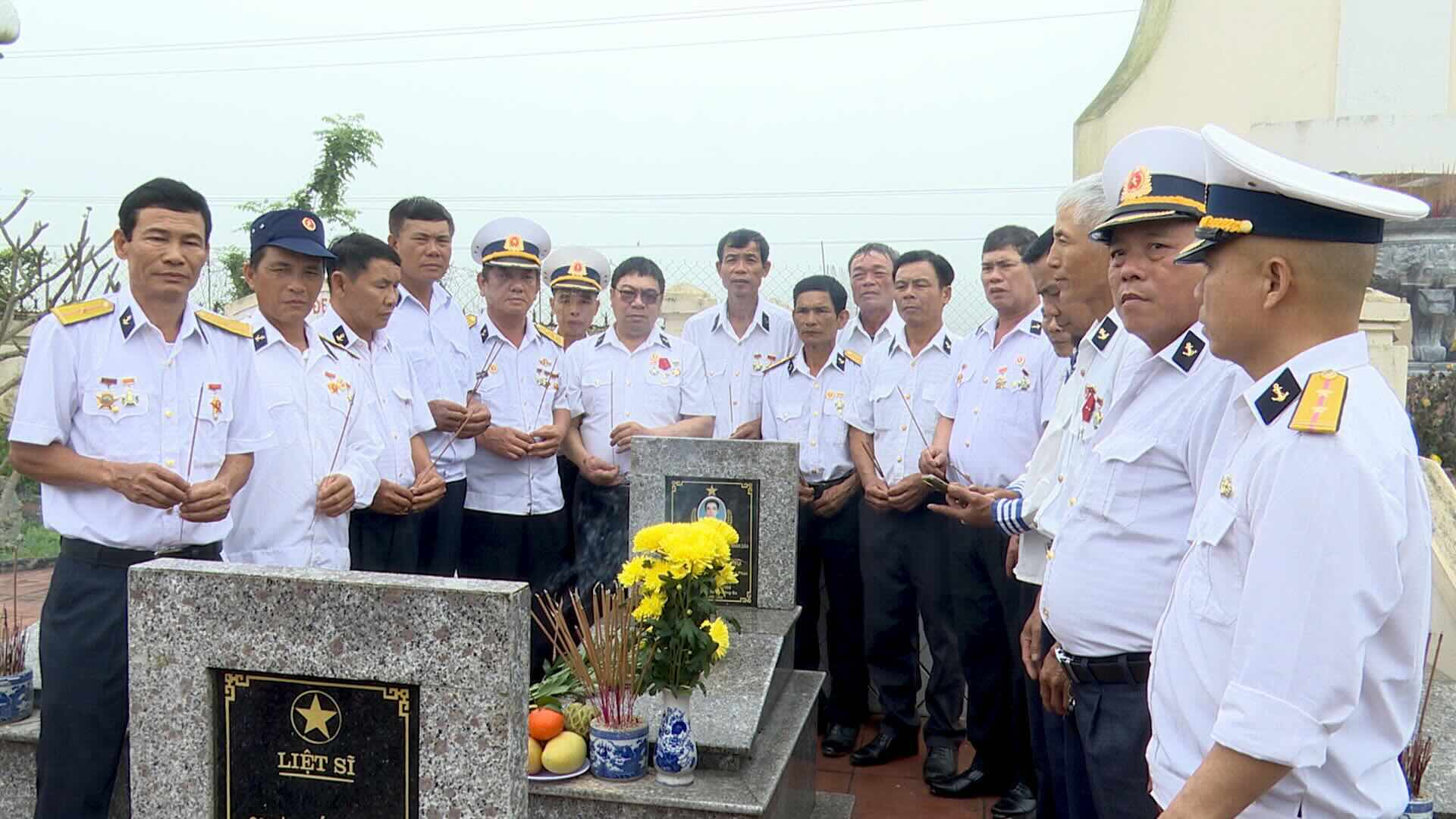 Former Gaz Ma drums returned to pay tribute to their teammates in Quang Binh. Photo: Hoang Thanh