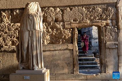 glass-fitting costumes date back to ancient Greece. Photo: Xinhua