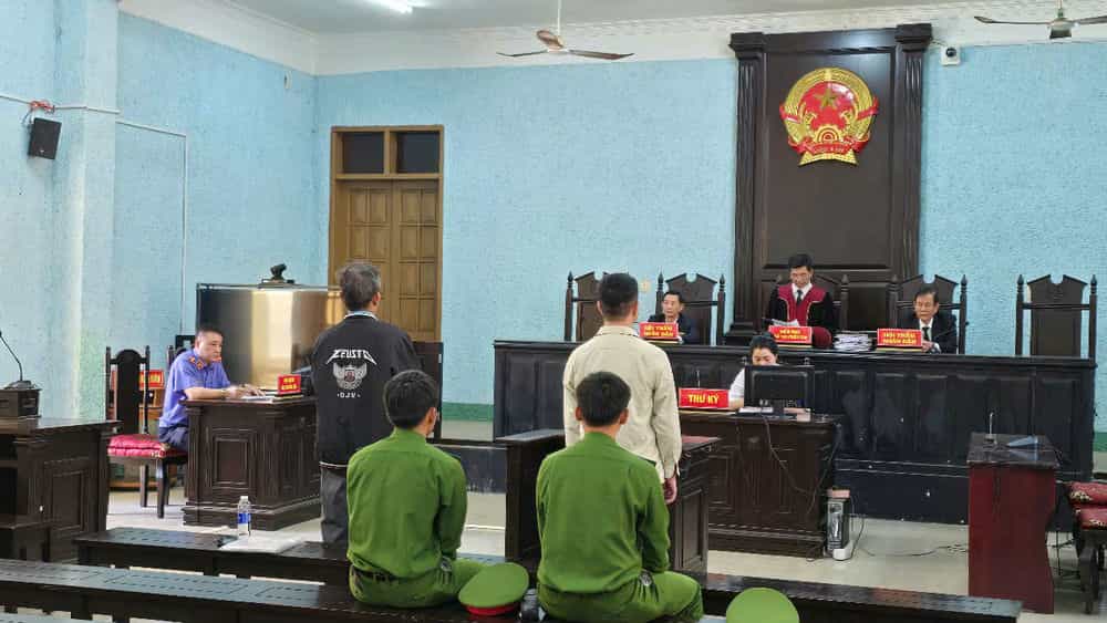 Cựu thẩm phán Quân và ông Sâm tại phiên toà xét xử. Ảnh: Thanh Tuấn 