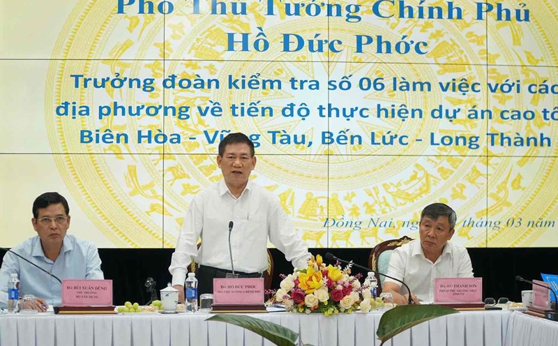 Deputy Prime Minister Ho Duc Phoc worked in Dong Nai province on the progress of the two expressway projects. Photo: HAC