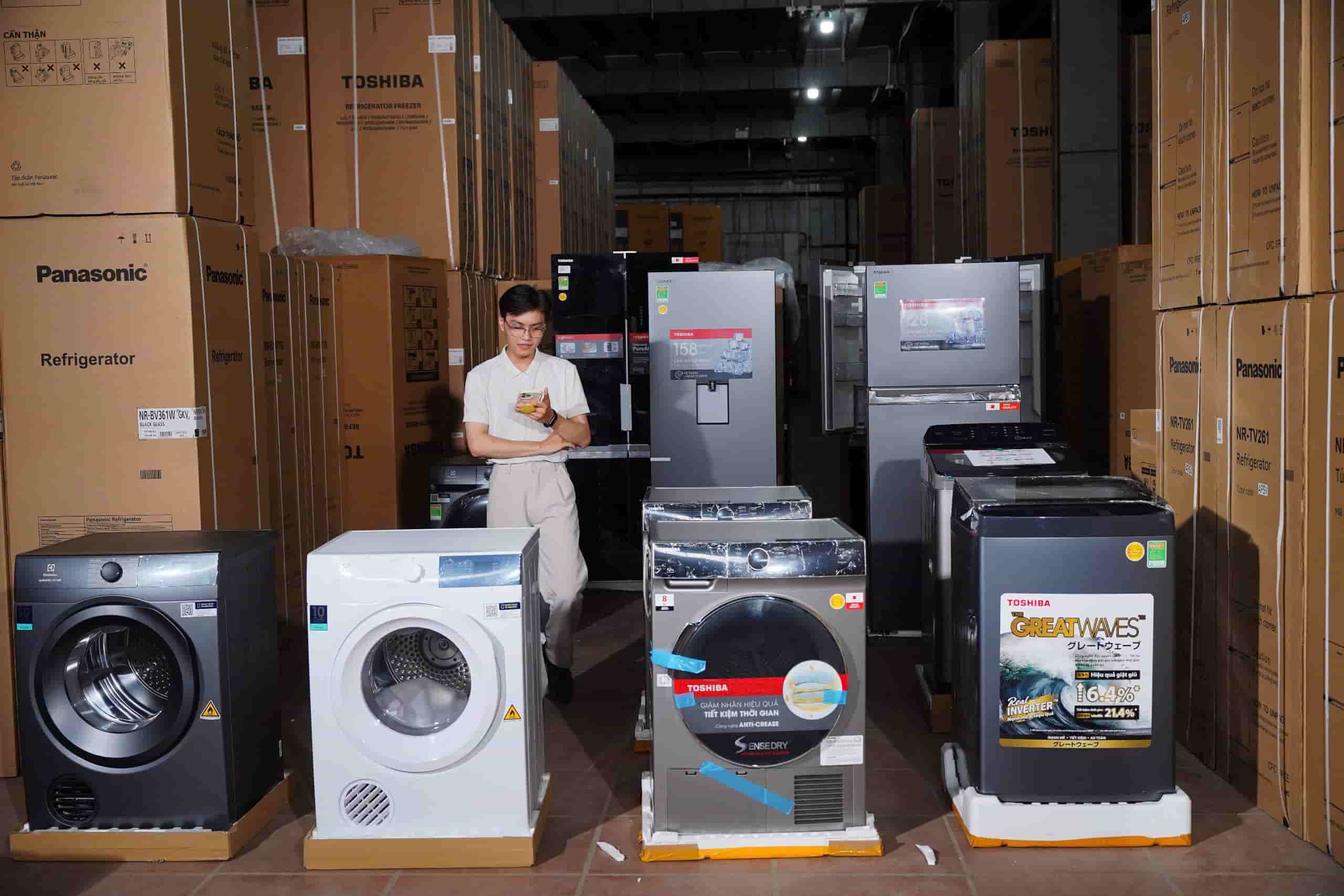 Without reasonable adjustments from Shopee and TikTok Shop, the market may witness a major shift in the online business model in Vietnam. Photo: Character provided