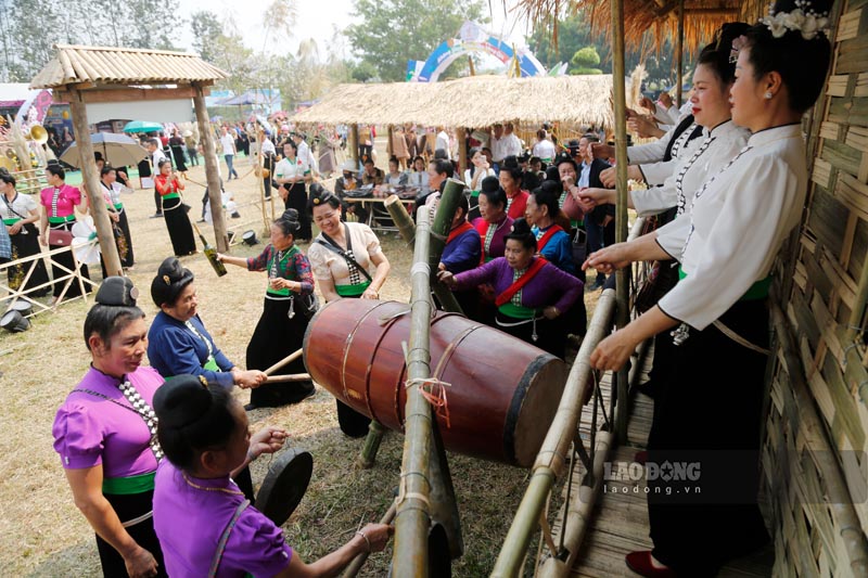 Tai khong gian van hoa vung cao, cac dia phuong da tai hien gia tri van hoa truyen thong cua cac dan toc tieu bieu thong qua mo hinh nha o, trang phuc, cong cu lao dong.