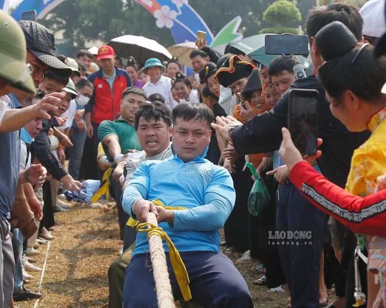 Ngoai ra, du khach con duoc tham gia cac tro choi dan gian, cac hoat dong the thao truyen thong nhu nem con, keo co...