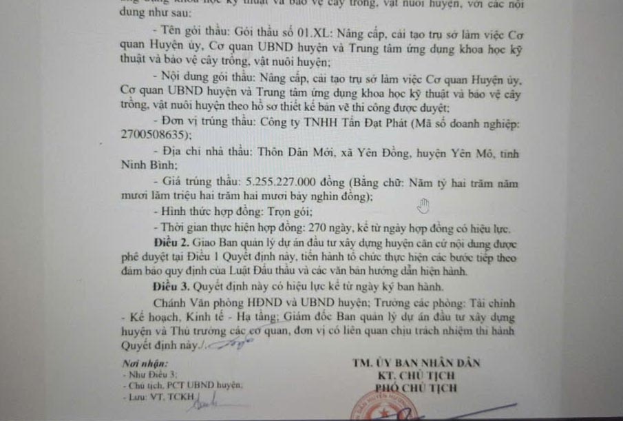 The decision to select contractors for the package to upgrade and renovate 3 headquarters in Huong Khe district has been signed but has now stopped. Photo: Tran Tuan.