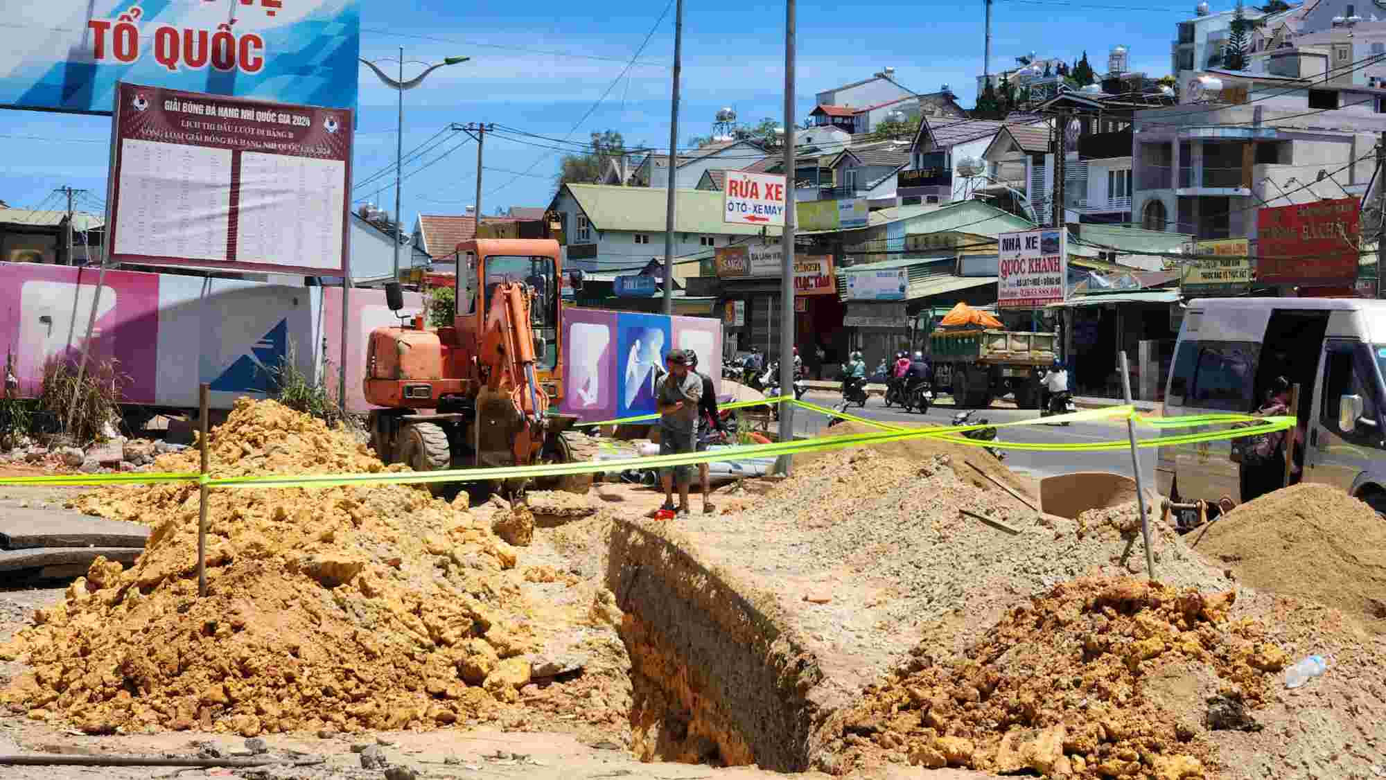 The scene where the road construction unit discovered an object suspected to be a bomb. Photo: Lam Hong