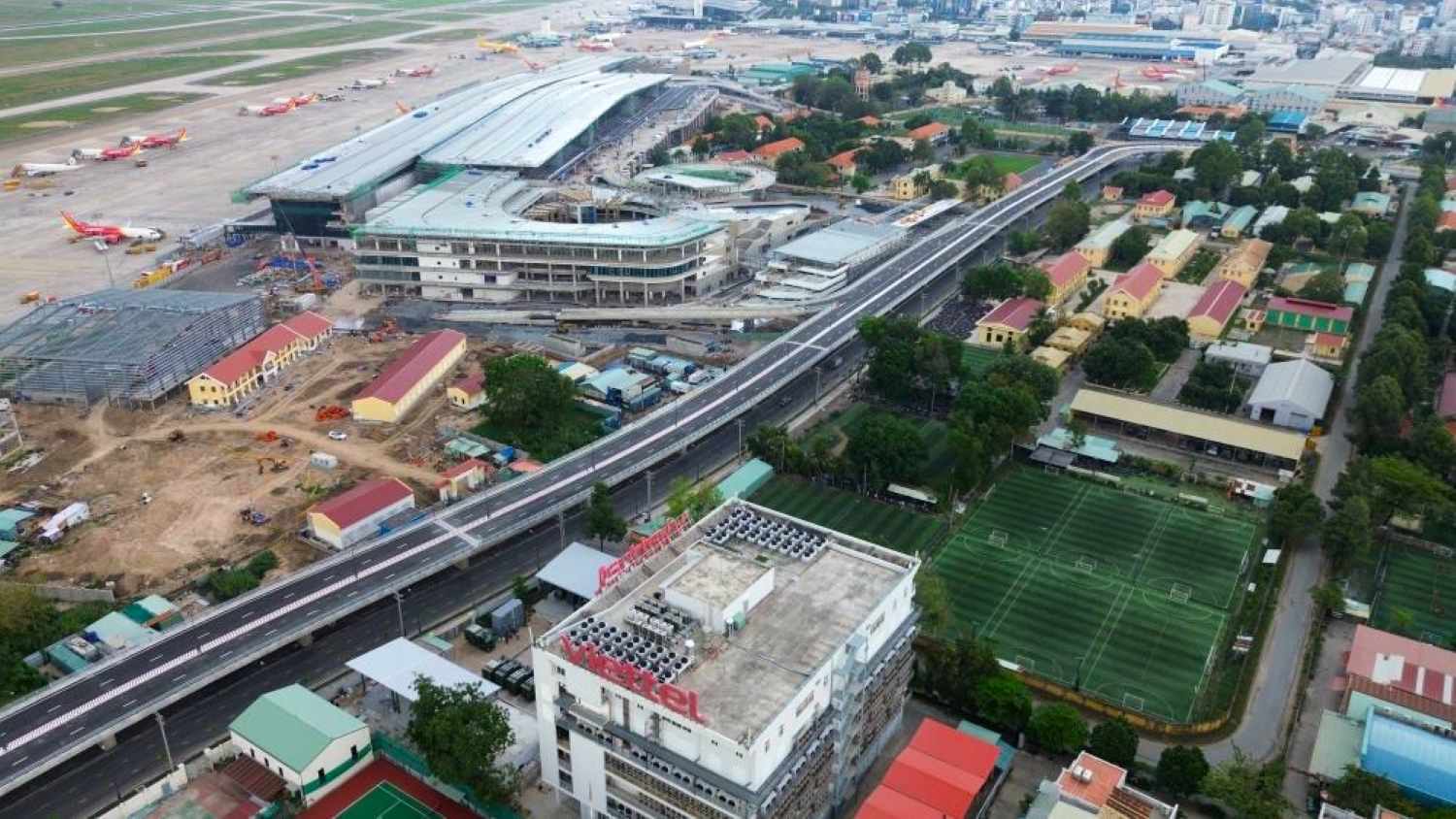 The Tran Quoc Hoan - Cong Hoa connecting road, including the overpass connecting Tan Son Nhat T3 station. Photo: Anh Tu