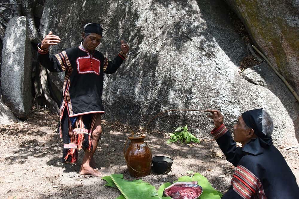 Village elders in the festival ceremony worship the rain in Phu Thien district. Photo: Thanh Tuan