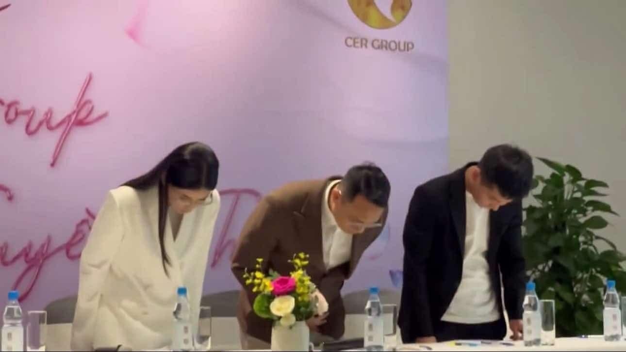 Quang Linh, Hang Du Muc and representatives of Chi Em rot Group Joint Stock Company (CER Group) bowed their heads to apologize. Photo: Cut from video