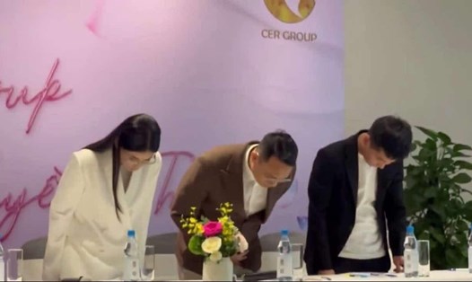 Quang Linh, Hằng Du Mục cùng đại diện Công ty Cổ phần Tập đoàn Chị Em Rọt (CER Group) cúi đầu xin lỗi. Ảnh: Cắt từ video
