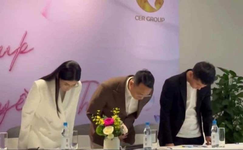 Quang Linh, Hang Du Muc and representatives of Chi Em rot Group Joint Stock Company (CER Group) bowed their heads to apologize. Photo: Cut from video