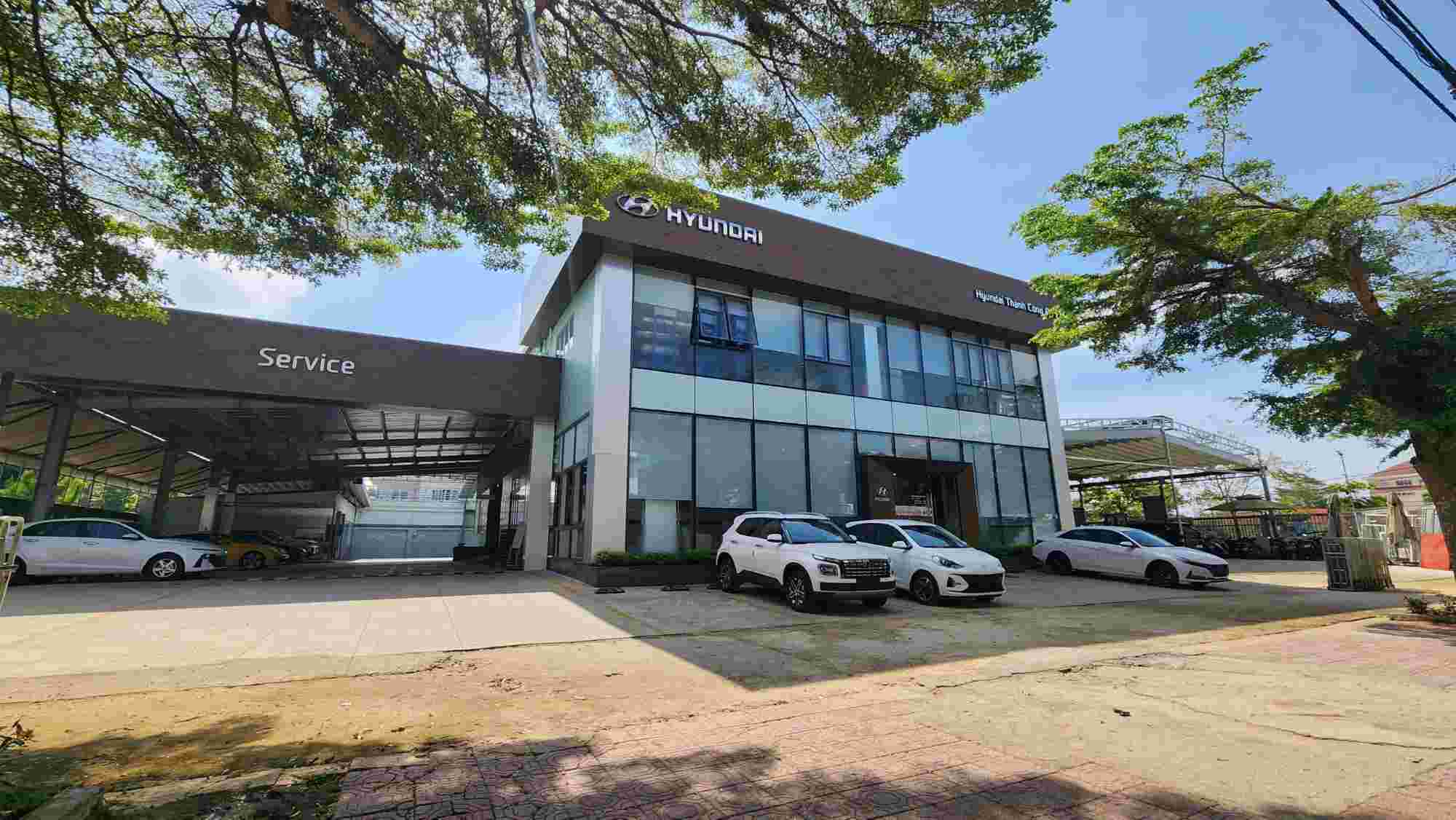 The authorities have dismissed businesses from demolishing more than 1,000m2 of illegal construction. Photo: Lam Hong