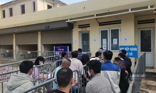 Người dân nên đổi giấy phép lái xe sớm để tránh quá tải. Ảnh: Minh Hạnh chụp 13h30 tại số 2 Phùng Hưng, quận Hà Đông, TP Hà Nội.