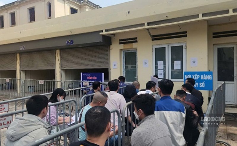 People should change their driving licenses early to avoid overload. Photo: Minh Hanh taken at 1:30 p.m. at Phung Hung No. 2, Ha Dong District, Hanoi City.