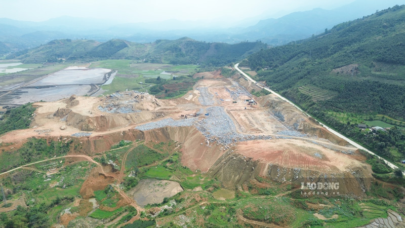 The project is implemented next to Provincial Road 162, near Tang Loong Industrial Park. Photo: Dinh Dai