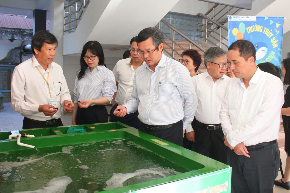 Deputy Minister Nguyen Van Phuc and delegates visit the School of Fisheries - Can Tho University. Photo: Quoc Ngu