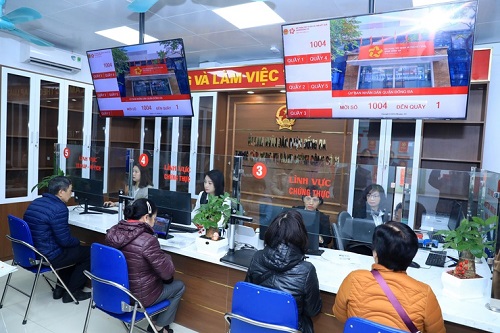 People come to resolve administrative procedures in Dong Da district. Photo: Hanoi.gov.vn