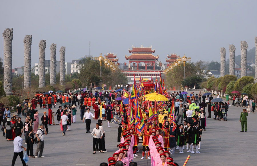 Đông đảo du khách thập phương về dự Lễ hội Tây Thiên. Ảnh: Khánh Linh 