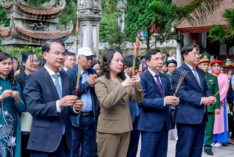 Vice President Vo Thi Anh Xuan and delegates offer incense at the temple of National Mother Tay Thien. Photo: Khanh Linh